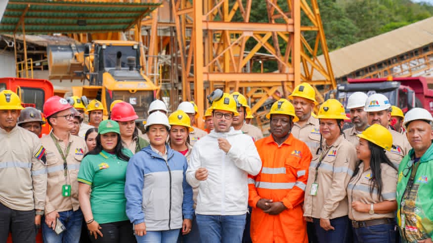 Ministro Héctor Silva efectúa entrega de maquinarias pesadas para maximizar la producción de Minerven