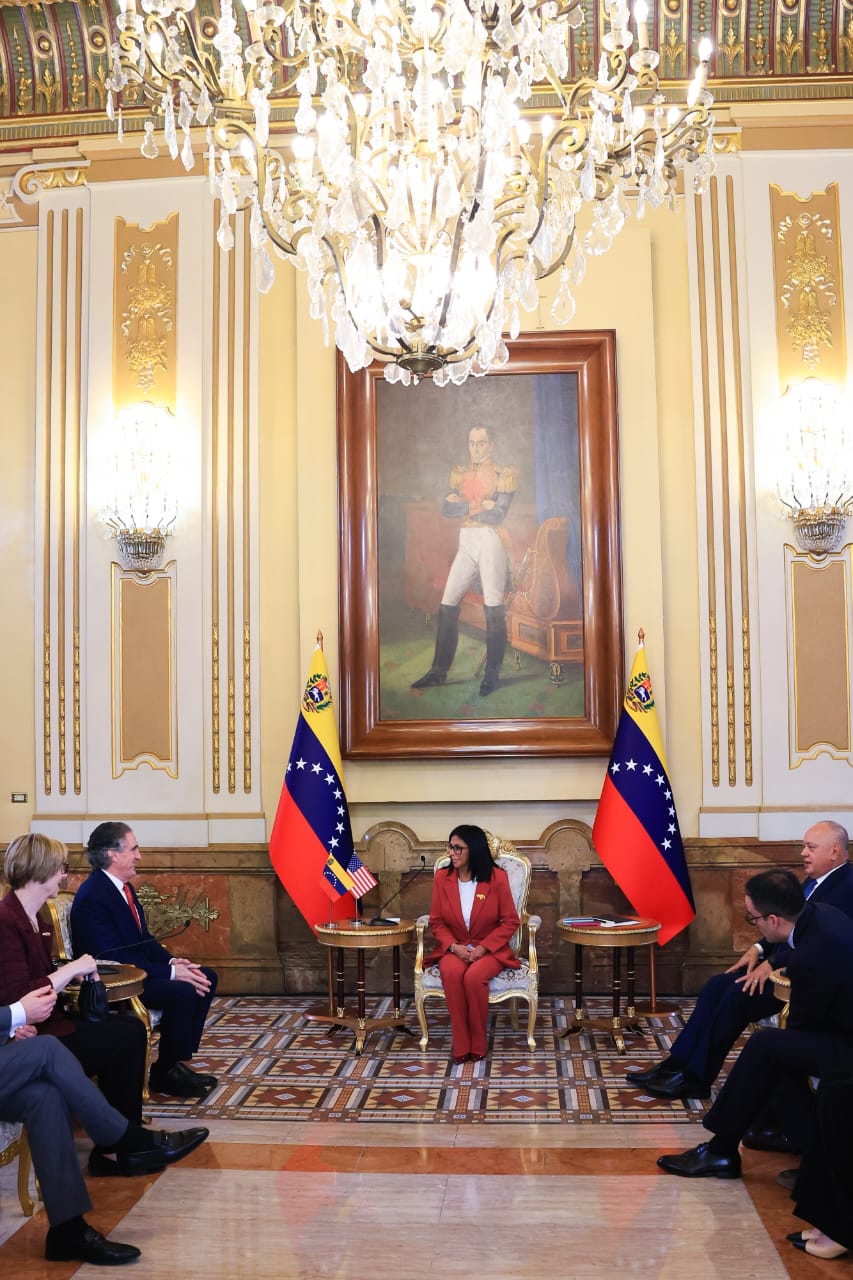 Pdta. (E) Delcy Rodríguez aborda agenda de cooperación minera con el secretario del Departamento de Interior de E.E.U.U Doug Burgum