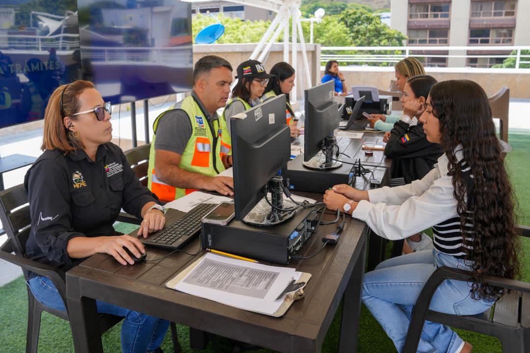 Clase trabajadora del MIDMEIB participó en jornada de trámites vehiculares