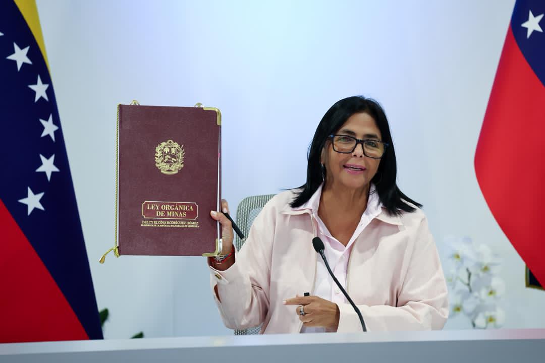 Presidenta (E) Delcy Rodríguez proclama Ley Orgánica de Minas