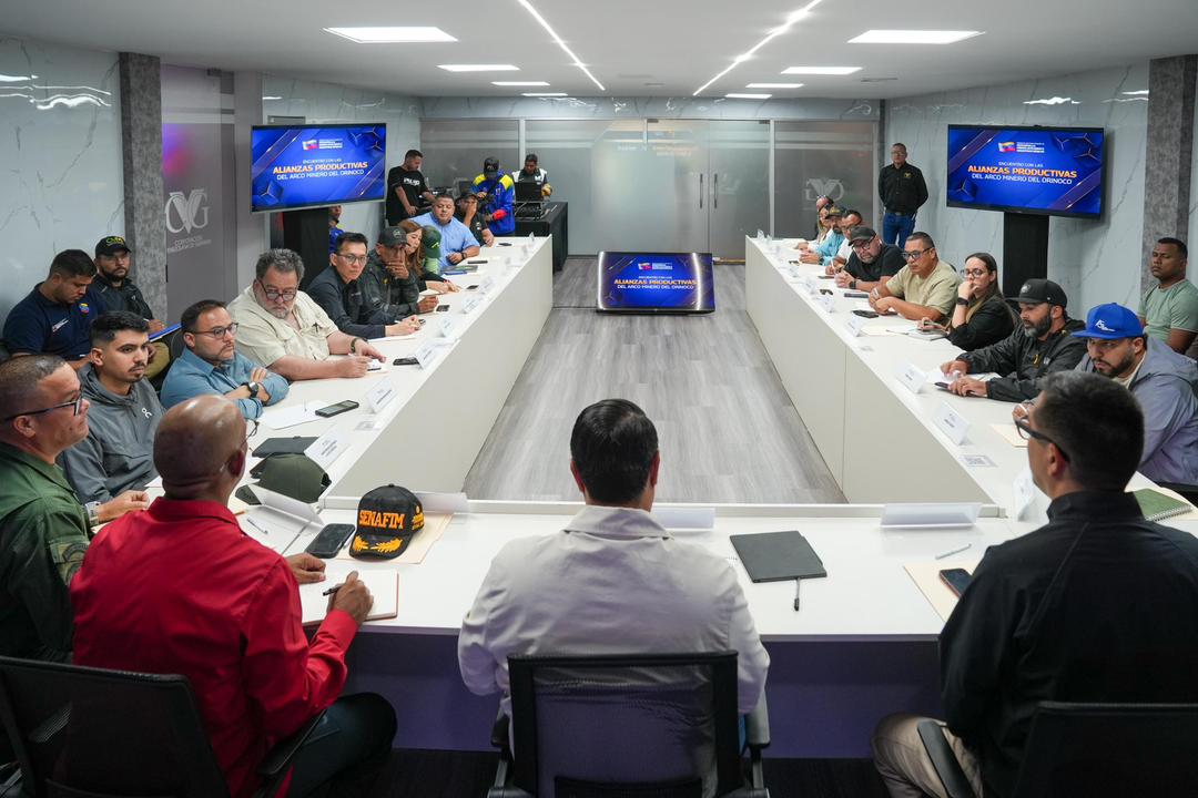 Ministro Héctor Silva fortalece la minería aurífera en encuentro estratégico con Alianzas Productivas del AMO